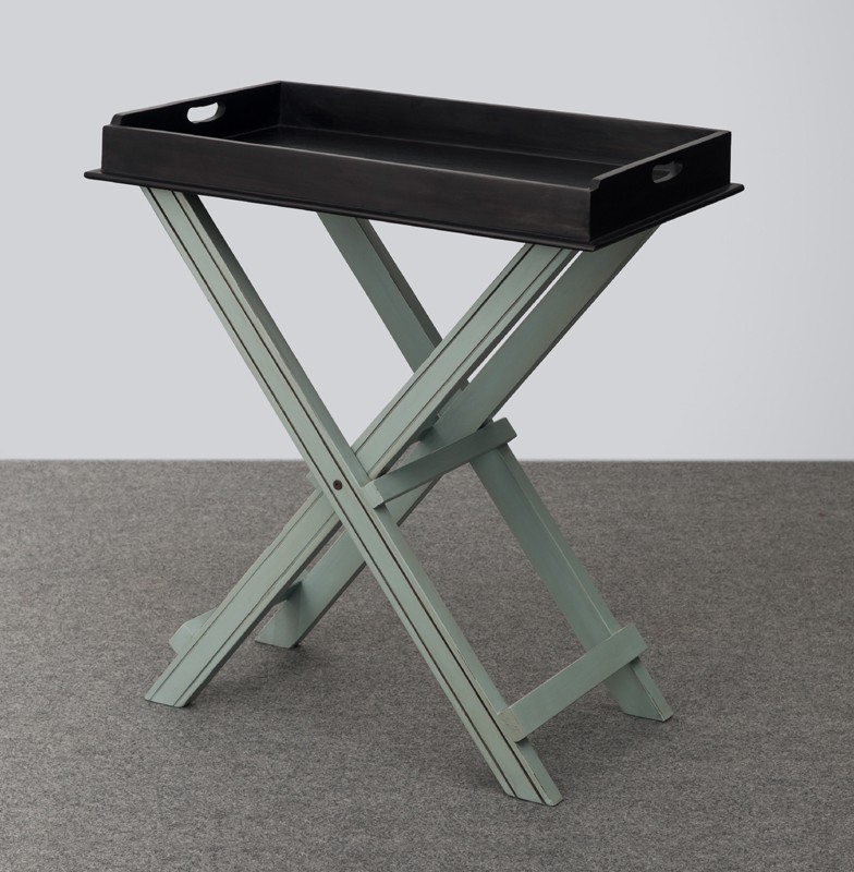 कैटालिना ट्रे टेबल