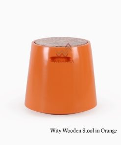 Wity houten kruk in oranje kleur
